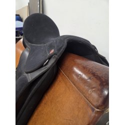 Cl. House Dressursadle Bred Bom 16,5"