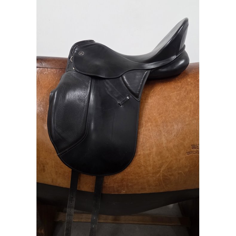 Kieffer Marster Dressursadel 17"  Smal Bom ca. 45 cm. i anl�gsflade