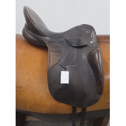 Kieffer Action Dressursadel 17" Medium Bom ca. 45 cm. i anl�gsflade OBS. Gjordstroppene Skiller