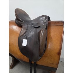 Kieffer Action Dressursadel 17" Medium Bom ca. 45 cm. i anl�gsflade OBS. Gjordstroppene Skiller
