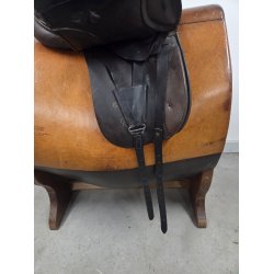 Kieffer Action Dressursadel 17" Medium Bom ca. 45 cm. i anl�gsflade OBS. Gjordstroppene Skiller
