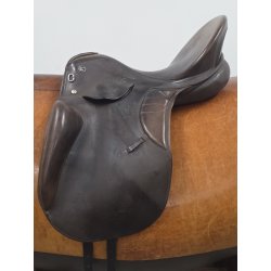 Kieffer Action Dressursadel 17" Medium Bom ca. 45 cm. i anl�gsflade OBS. Gjordstroppene Skiller