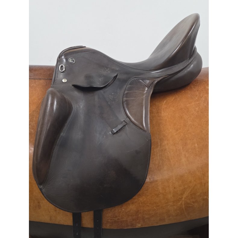 Kieffer Action Dressursadel 17" Medium Bom ca. 45 cm. i anl�gsflade OBS. Gjordstroppene Skiller