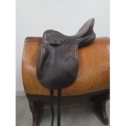 Kieffer Action Dressursadel 17" Medium Bom ca. 45 cm. i anl�gsflade OBS. Gjordstroppene Skiller