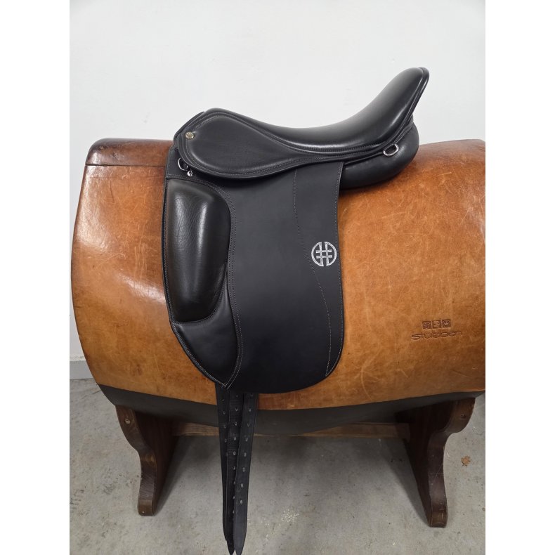 Hrimnir Marster Isl�ndersadel 17" Mellem Bom 44 cm. i anl�gsflade NY