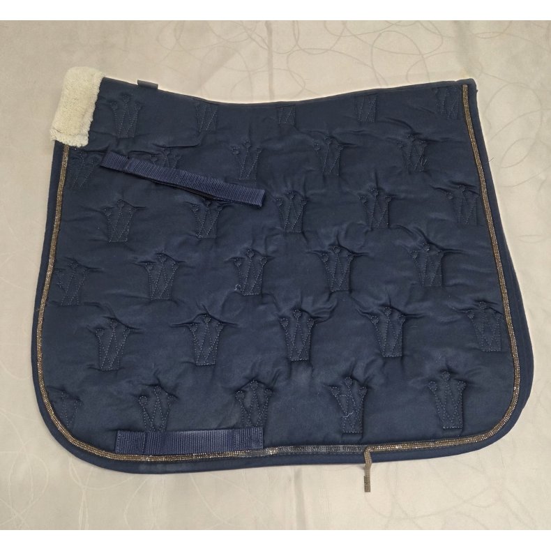 Horze Dressurunderlag Med Fake Lam og Glimmer Str. 17"  OBS Glimmerkant har lille skade