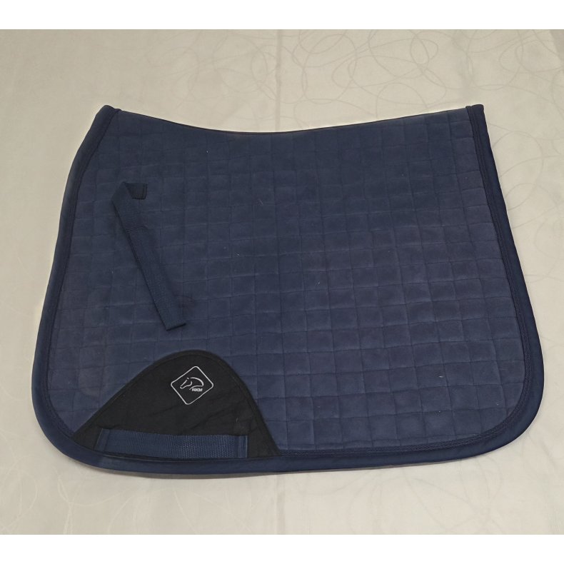 HKM Dressurunderlag i M�rkebl� Velour Str. 17"