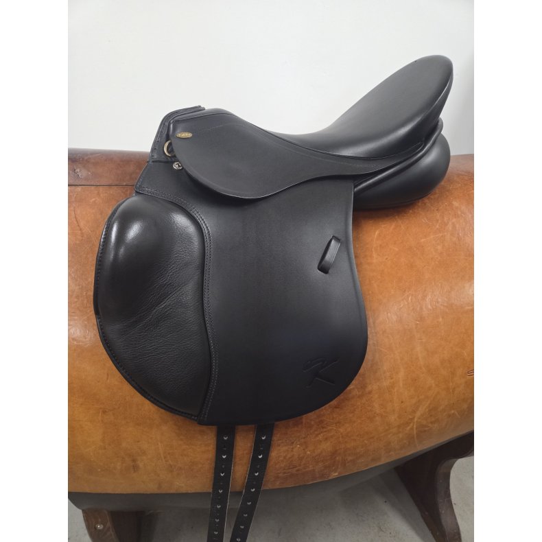 Kentaur Apollon Springsadle 17,5" Bom Str. 4 Anl�gsflade 44 cm. Brugt Kun 8 Gange Inkl. Originalt Overtr�k.