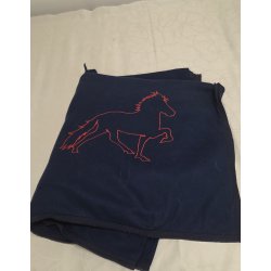 Fleecet�ppe til rytteren 2x2 m. Med broderet Isl�nder 