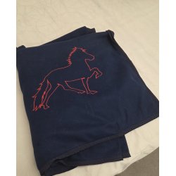 Fleecet�ppe til rytteren 2x2 m. Med broderet Isl�nder 