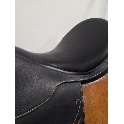 Prestige Passion Dressursadle 17" H�vet 2 cm. Bagtil. 46 cm. Anl�gsflade Smal-mellem Bom Brugt 5 Gange Fremst�r Som Ny