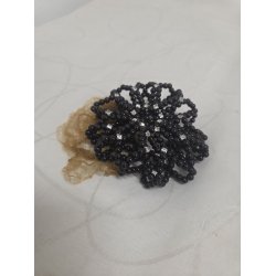 H�rnet med sorte perler