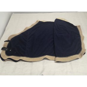 Fleece T�ppe Bl� med beige red kant (Lille skade se billede) Str. 125