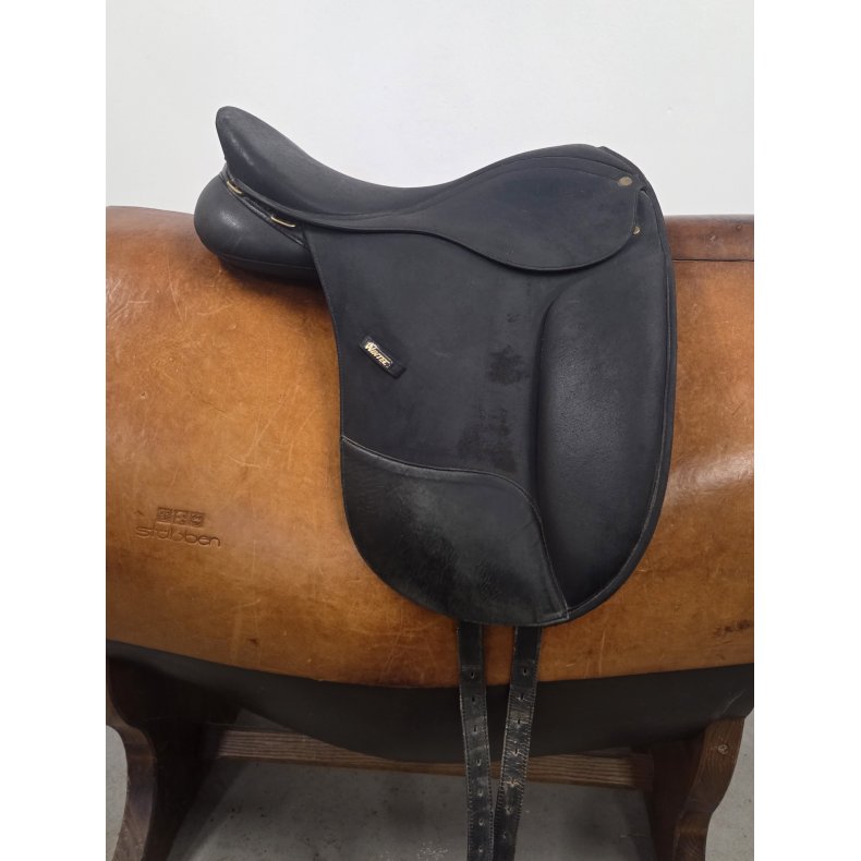 Wintec Isl�nder Sadel 17" med Sort Kopfjern 48 cm. i anl�gsflade