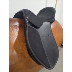 Globus Sadle Bred Bom 17"