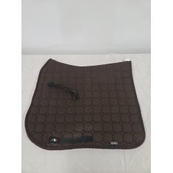 Dressurunderlag Equiline Octagon M�rkebrun. Okay udvendigt. Lidt slid ved gjorde. Slidt igennem p� undersiden. str. 17"