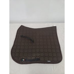 Dressurunderlag Equiline Octagon M�rkebrun. Okay udvendigt. Lidt slid ved gjorde. Slidt igennem p� undersiden. str. 17