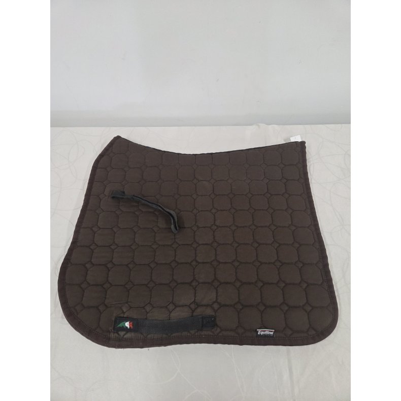 Dressurunderlag Equiline Octagon M�rkebrun. Okay udvendigt. Lidt slid ved gjorde. Slidt igennem p� undersiden. str. 17"