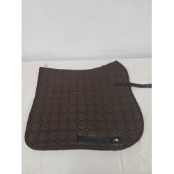 Dressurunderlag Equiline Octagon M�rkebrun. Okay udvendigt. Lidt slid ved gjorde. Slidt igennem p� undersiden. str. 17"