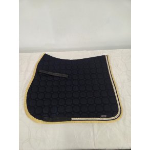 Luksus Dressurunderlag Equiline Octagon Bl� med guldpipe og simlisten. Str. 17