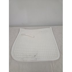 Dressurunderlag Catago. Hvidt med pletter hvor sadlen er. Stor brun plet foran ved manken. Str. 17"