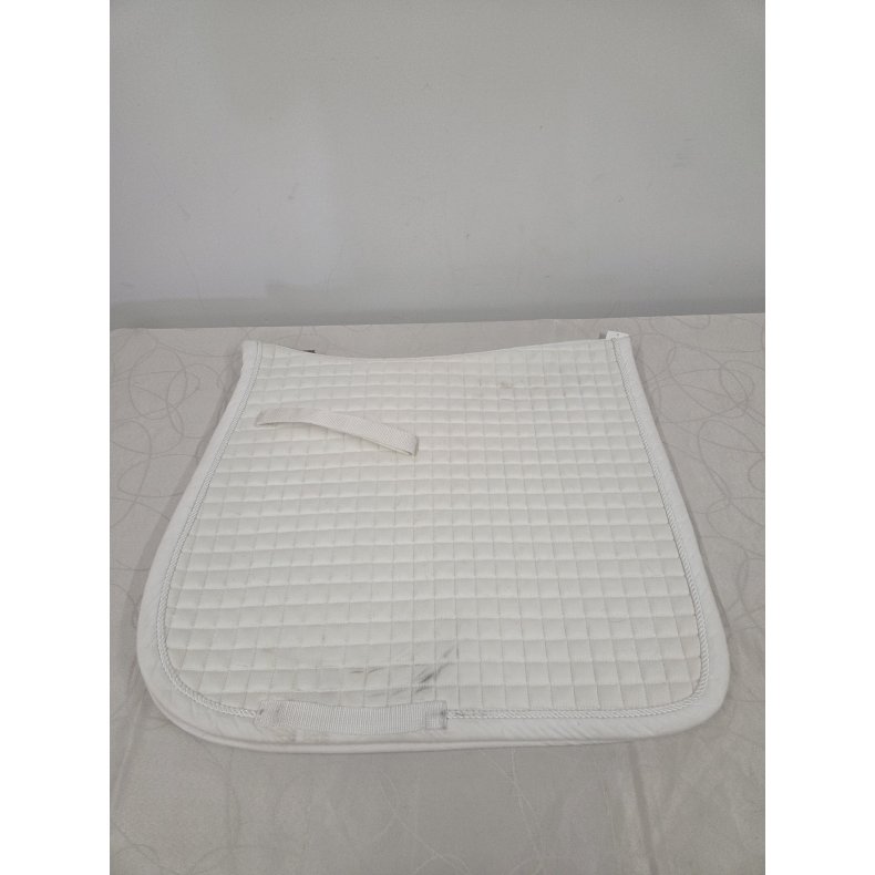 Dressurunderlag Catago. Hvidt med pletter hvor sadlen er. Stor brun plet foran ved manken. Str. 17"