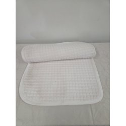 Dressurunderlag Catago. Hvidt med pletter hvor sadlen er. Stor brun plet foran ved manken. Str. 17"