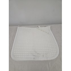 Dressurunderlag Catago. Hvidt med pletter hvor sadlen er. Stor brun plet foran ved manken. Str. 17"