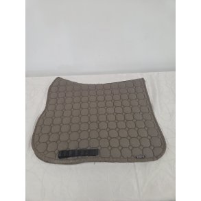 Dressurunderlag Equiline Octagon Beige nypris 679 kr. Nyvasket, velholdt med brune h�r indvendig. Str. 17
