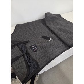 Catago Sved/ Transportd�kken str. 145-155 cm. Med aftagelig gjordstropper og halesnor. Lille hul p� siden, som er let at reparere. 