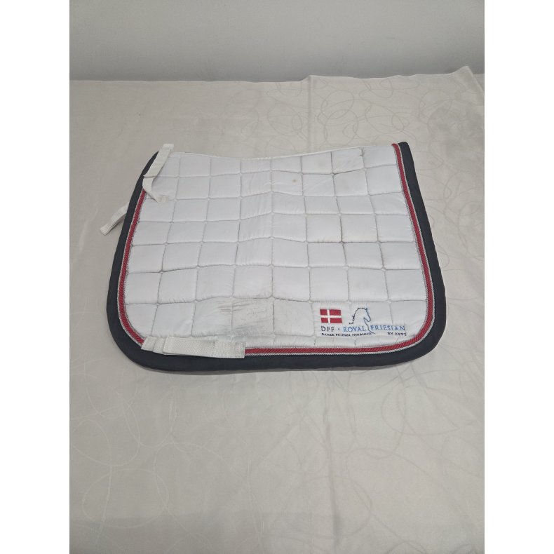 Hvid Underlag r�d kant logo Frieser nord str. 17"/ Full OBS tr�nger til vask