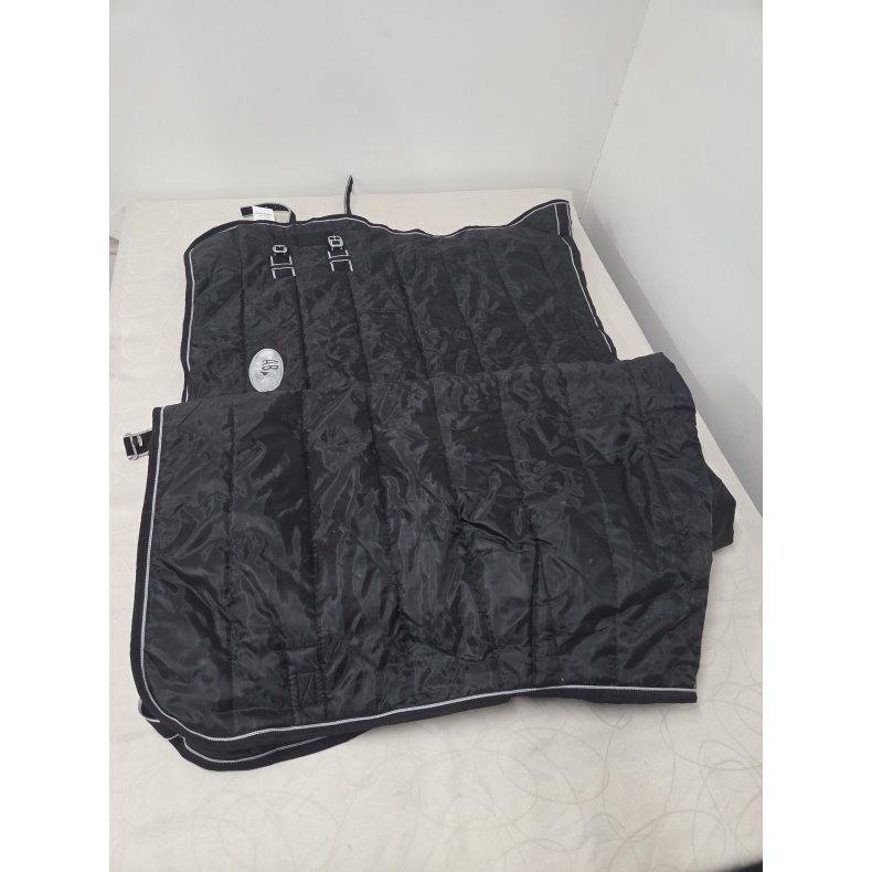 AB Staldd�kken med halv hals 200 g. lille i str. Kun pr�vet p�. Str. 175
