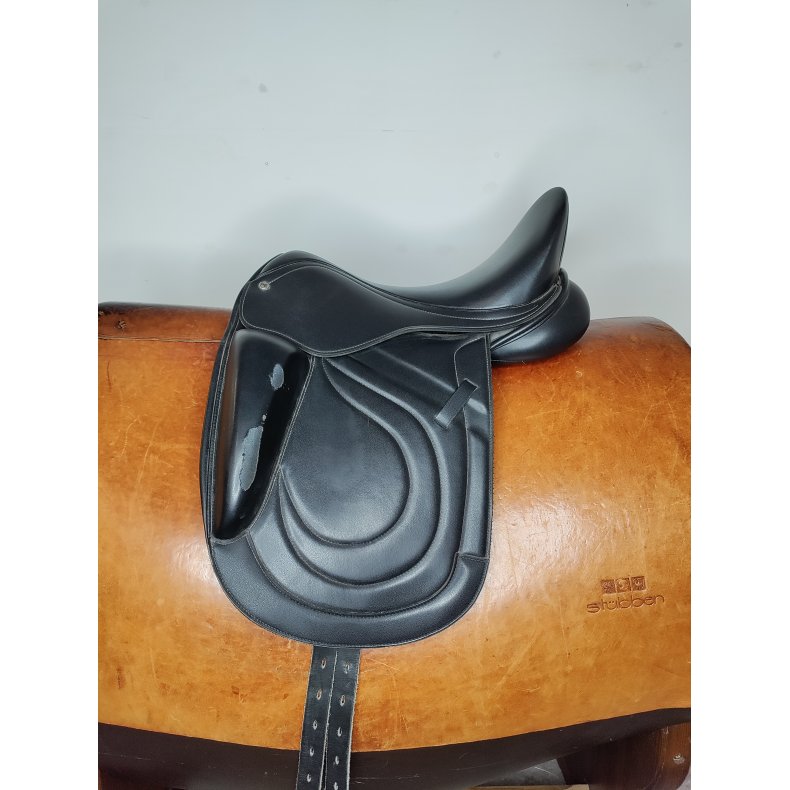 Premier Equine 16,5" dressur sadel i syntetisk, med monoflap og sort kopfjern (udskifteligt) mm. 