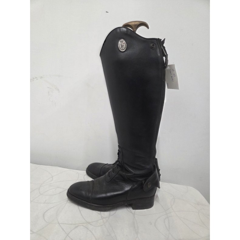 Italienske Springst�vler str. 37 brugt f� gange inkl. st�vletaske og stiver. 